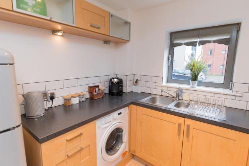 BALCONY & PARKING Sleeps 6 City Centre NEW, Wolverhampton (foto 10)