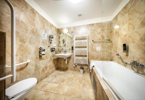 Double Room with Extra Bed image 5
