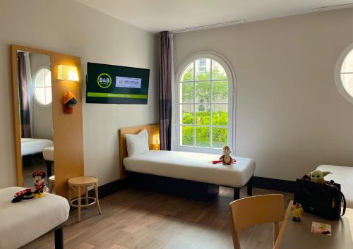 room detail thumbnail 1
