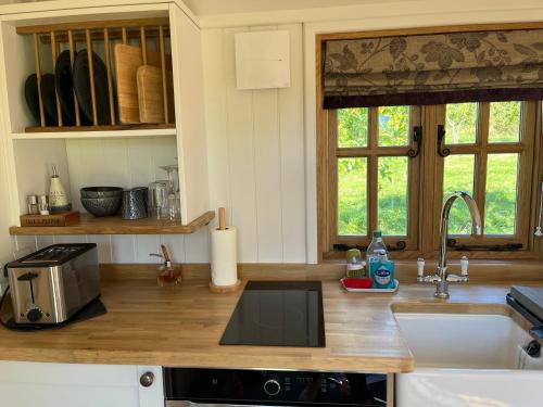 кухня, Robins Retreat - Shepherds Hut Alfriston in Олфрістон
