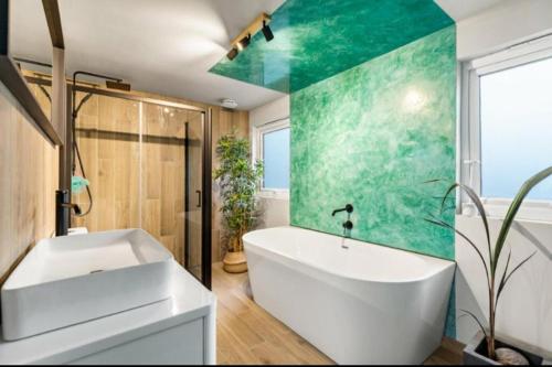 Zuhanyzó, Cozy Dover House with 4 Bedrooms in Dover