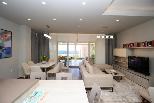 Luxurious Villa - 5 Bedroom at Green Coast - image 4