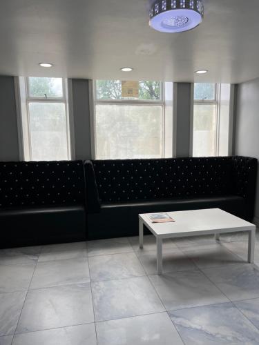 Assheton Arms Hotel - image 12