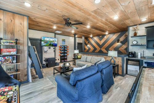 Indoor Pool - 20 Guest Capacity - 1 Mile To Parkway in Pigeon Forge, USA
