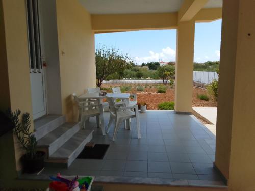 Dārzs, Villa Mastiha , Komi Beach in Emporios