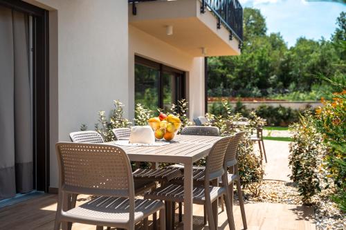 Deluxe Two-Bedroom Apartment with Garden View image 10
