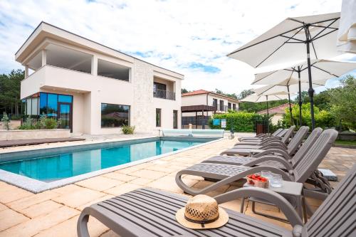 Deluxe Two-Bedroom Apartment with Garden View