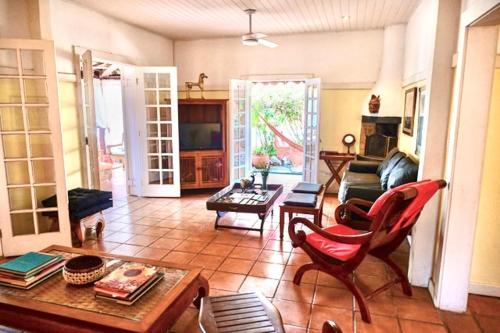 Casa Balinesa com Piscina e Serviços, Apenas 50m da Praia! (Casa Balinesa com Piscina e Servicos, Apenas 50m da Praia!) in Praia Saco da Capela