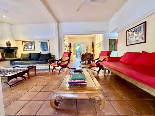 Casa Balinesa com Piscina e Serviços, Apenas 50m da Praia! (Casa Balinesa com Piscina e Servicos, Apenas 50m da Praia!) in Praia Saco da Capela