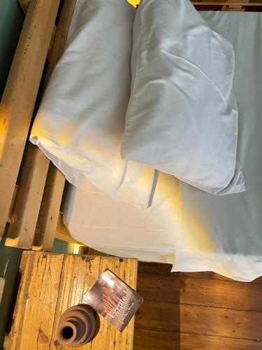 Double Room with Balcony image 9