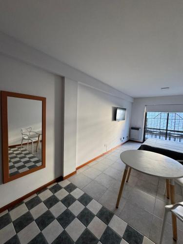 Departamento Céntrico Bariloche con patio - image 3