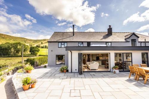 Hen Llwyn by Birch Stays New Home in Lansilina