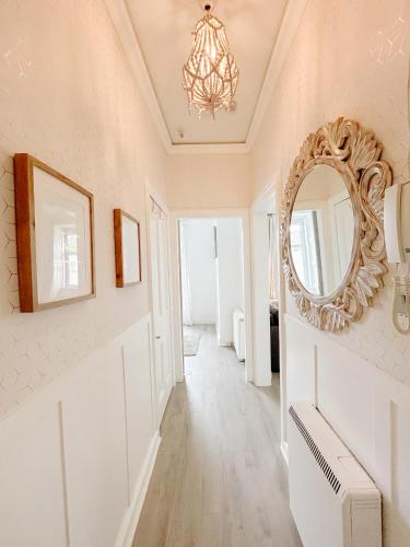 Chic flat close to Edinburgh, Airport, & Zoo in Corstorphine