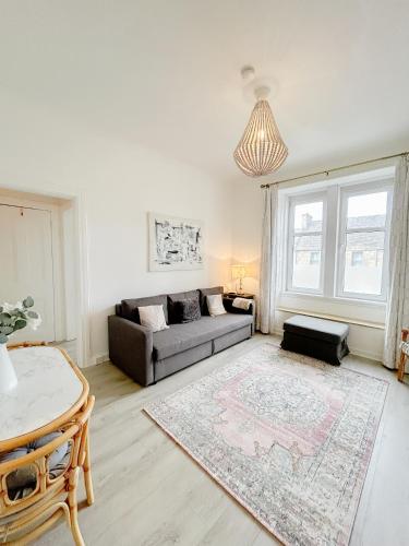 Chic flat close to Edinburgh, Airport, & Zoo in Corstorphine