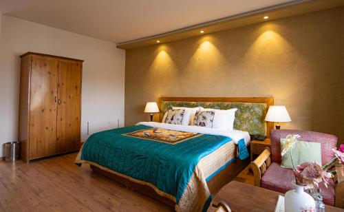 Deluxe Double or Twin Room image 9