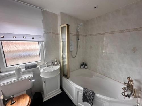 3BR Flat Sleeps 6 West End Sights Driveway, Glasgow (photo 5)
