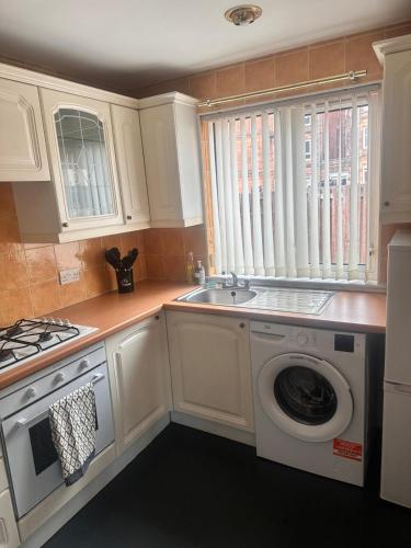 3BR Flat Sleeps 6 West End Sights Driveway, Glasgow (photo 8)