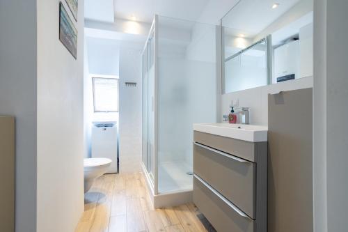 One-Bedroom Apartment image 10