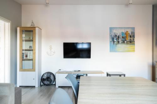One-Bedroom Apartment image 9