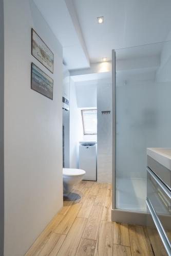 One-Bedroom Apartment image 8