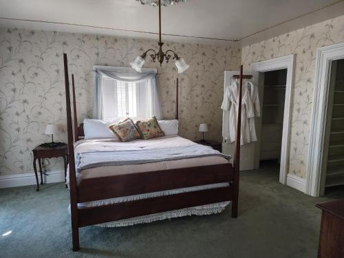 Carriage House Bed and Breakfast Room Type - Family Room