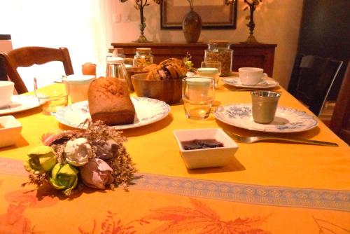 Ételek és italok, Au Ptit bonheur avec parking motos et vélos et petit déjeuner inclus (Au Ptit bonheur avec parking motos et velos et petit dejeuner inclus) in Gilly-sur-Isere