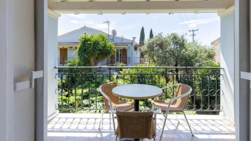 Konstantinos Pool & Fun Apartments 3