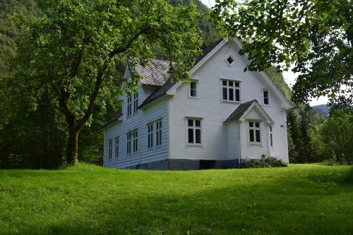 Large house by nature reserve in Bjordala