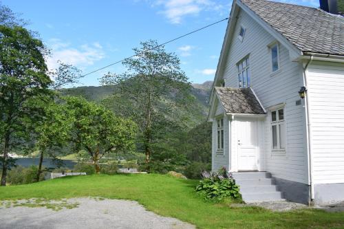Large house by nature reserve in Bjordala