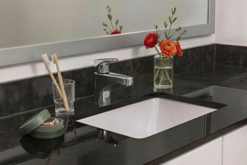 Sonder by Marriott Bonvoy East 5th Apartments East Austin - 화장실