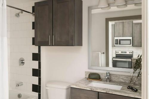 Sonder by Marriott Bonvoy East 5th Apartments East Austin - 화장실