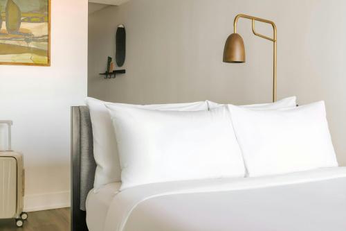 Studio Apartment with Queen Bed and Balcony image 5