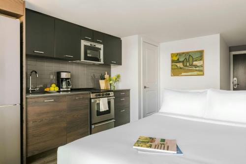 Studio Apartment with Queen Bed and Balcony room in Nester Finn West Queen West