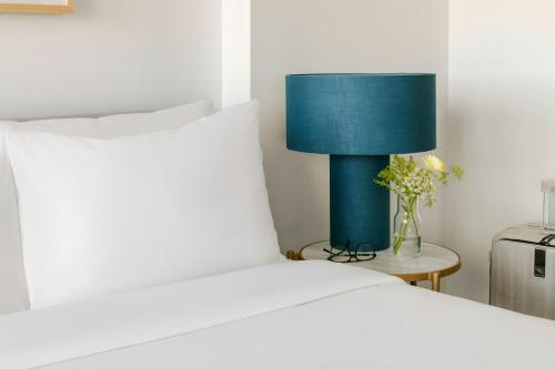 One-Bedroom Apartment with Queen Bed image 7