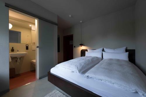 1 queen bed