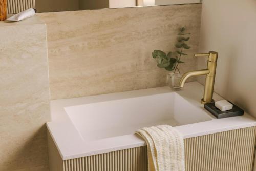 Badkamer, Yelo Mozart Hotel Les Musiciens, Sonder by Marriott Bonvoy near Blue Beach