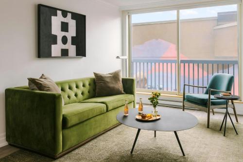One-Bedroom Apartment with King Bed, Sofa Bed and Mural View