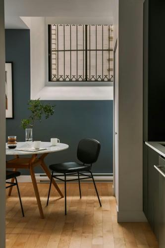 One-Bedroom Apartment with Queen Bed and Sofa Bed - Lower Level