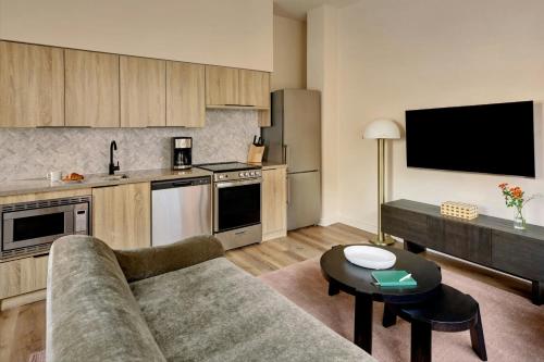 One-Bedroom Apartment with King Bed and Sofa Bed image 8