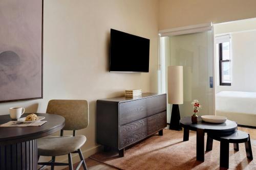 One-Bedroom Apartment with Queen Bed image 7