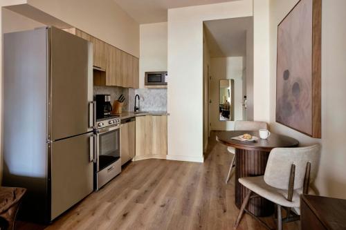 One-Bedroom Apartment with Queen Bed image 6