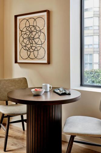 One-Bedroom Apartment with King Bed and Sofa Bed image 7