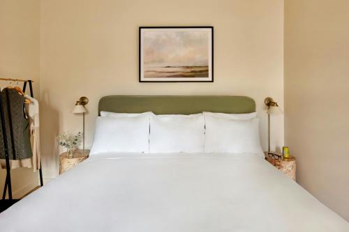 One-Bedroom Apartment with King Bed and Sofa Bed image 6