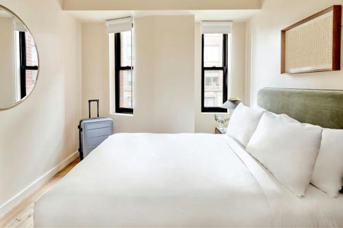 One-Bedroom Apartment with Queen Bed image 4