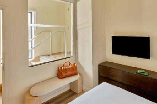 One-Bedroom Apartment with King Bed and Sofa Bed image 5