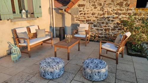 Rural farmhouse with patio, BBQ and fireplace gîte à louer Rièrette
