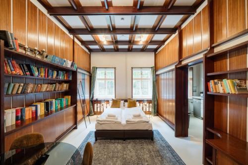 Homely Berlin - Library Style , Wooden Walls , Spacious , Friedrichshain, Berlin