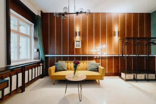 Homely Berlin - Library Style , Wooden Walls , Spacious , Friedrichshain, Berlin (Foto 4)