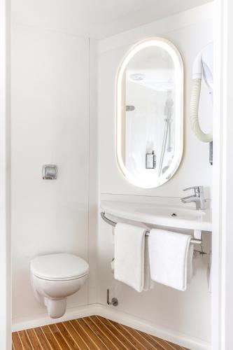 Standard Double Room image 8