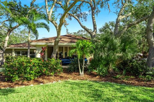 Kert, Luxury Villa with Pickleball Court, Heated Pool, Treehouse and Game Room in Indian Rocks Beach (Florida)